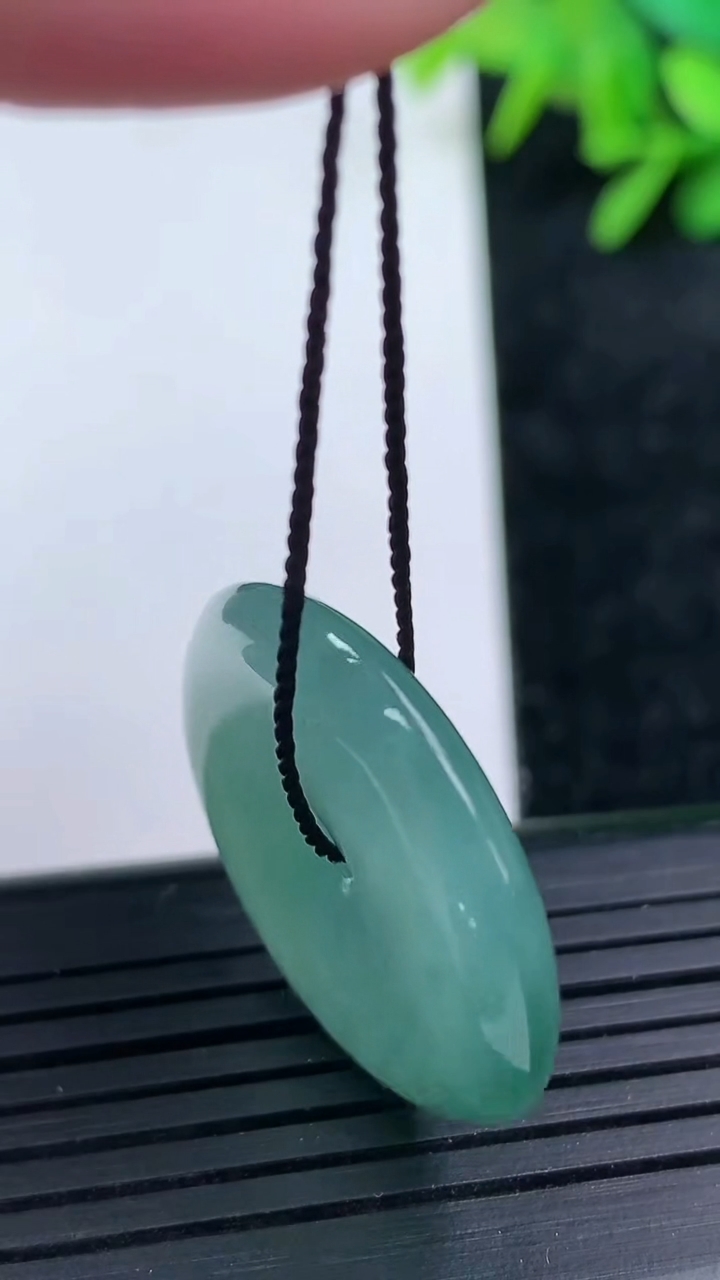 天然A货翡翠冰种飘花平安扣吊坠尺寸26.2-5.2重量:7.98g
3月15日