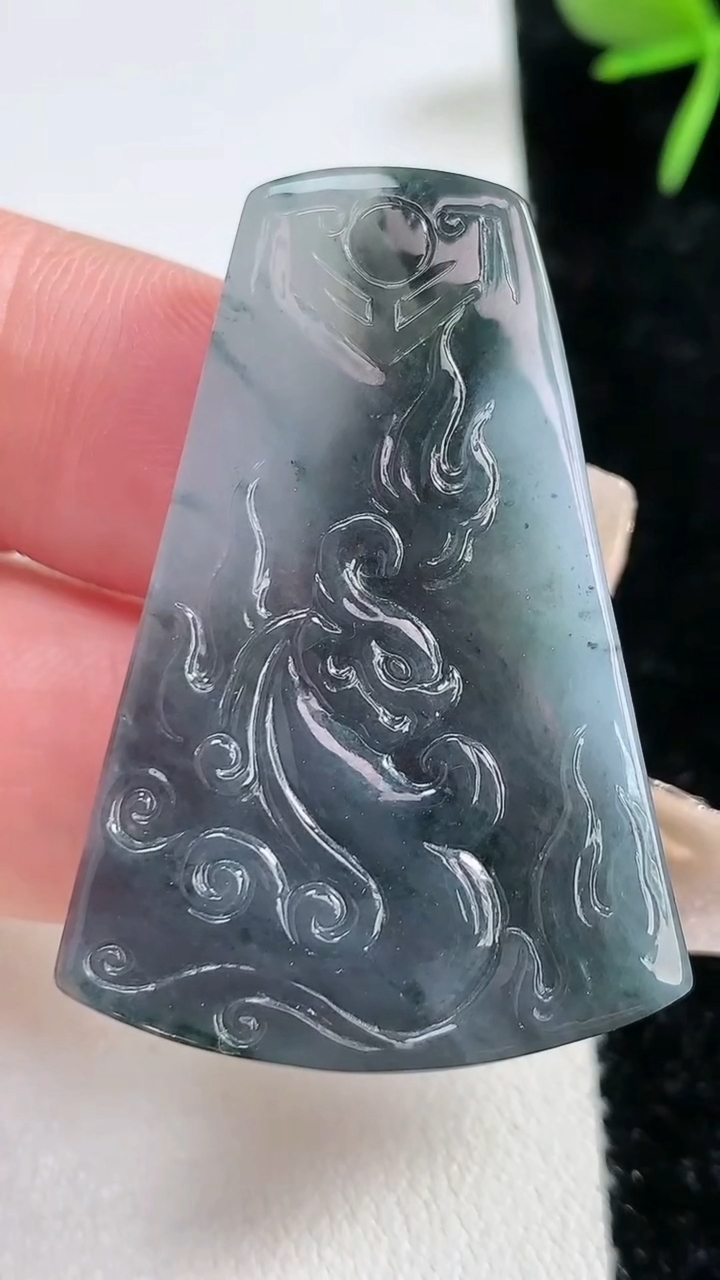 天然A货翡翠冰种乌鸡种仿古龙牌吊坠，尺寸41.5-28.5-5.8，重量:16.15g
3月15日