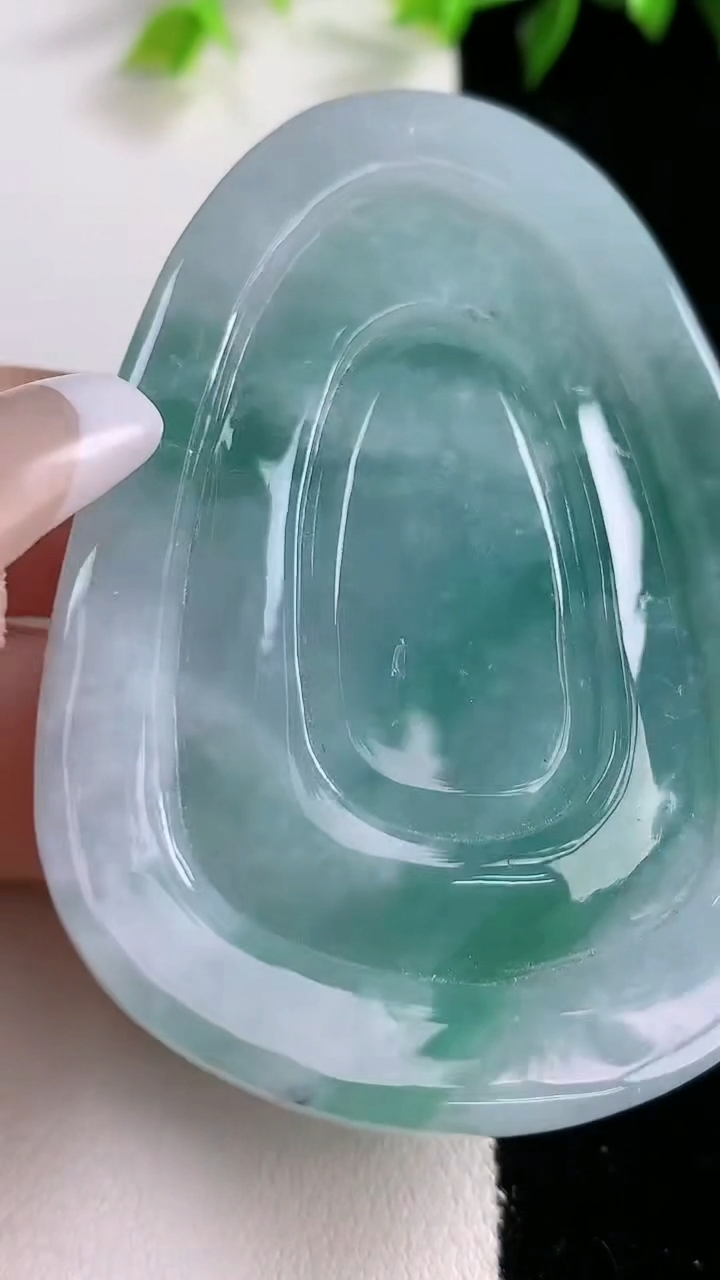 天然A货翡翠龙牌吊坠，尺寸61.6-44.4-16.1，重:65.14g
3月15日