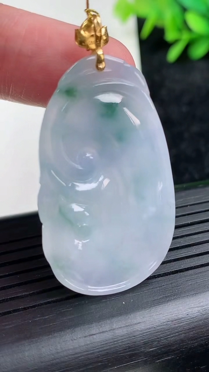 天然A货翡翠18K金紫罗兰飘花如意吊坠尺寸40.5-24-5.3重量:10.95g
3月15日