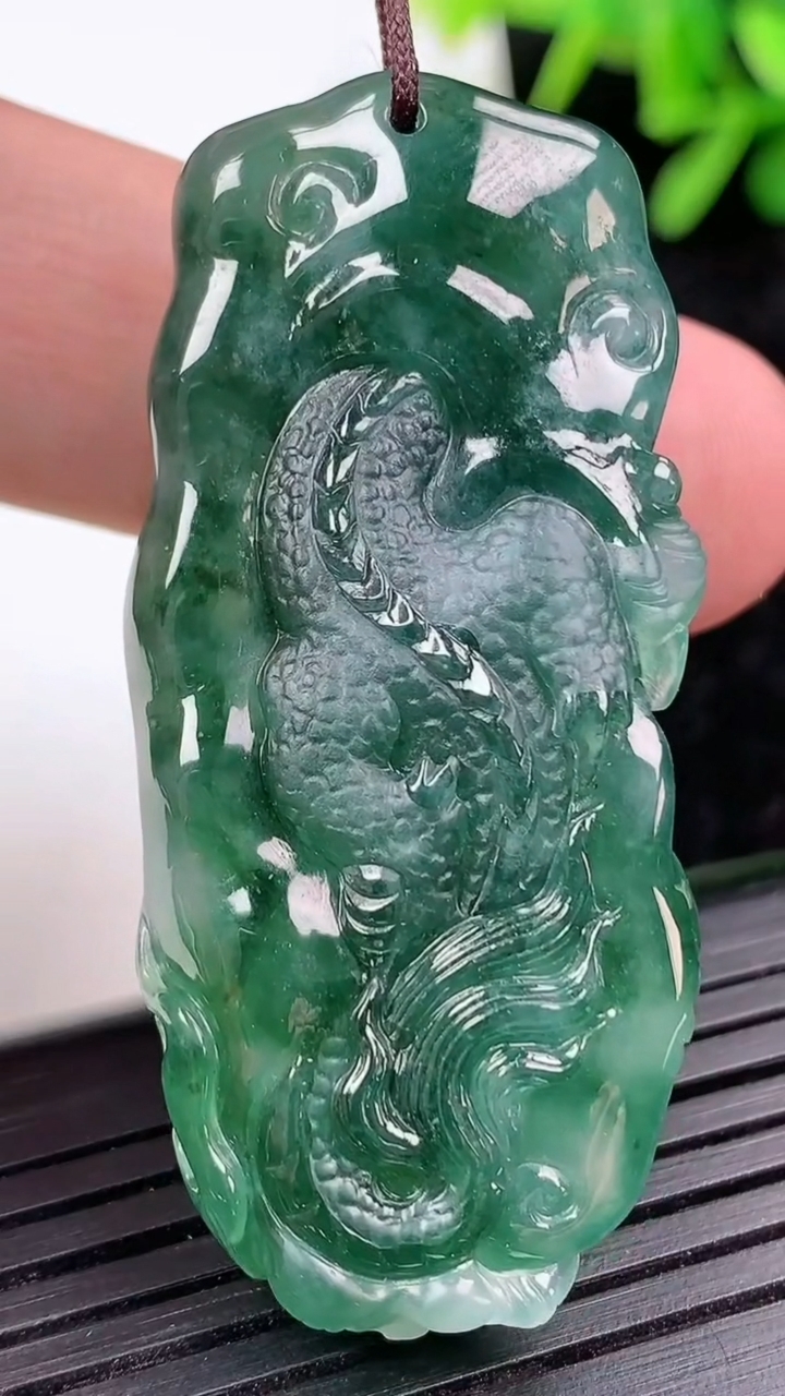 天然A货翡翠龙牌吊坠尺寸48.8-22.5-12.6重量:22.33g
3月15日