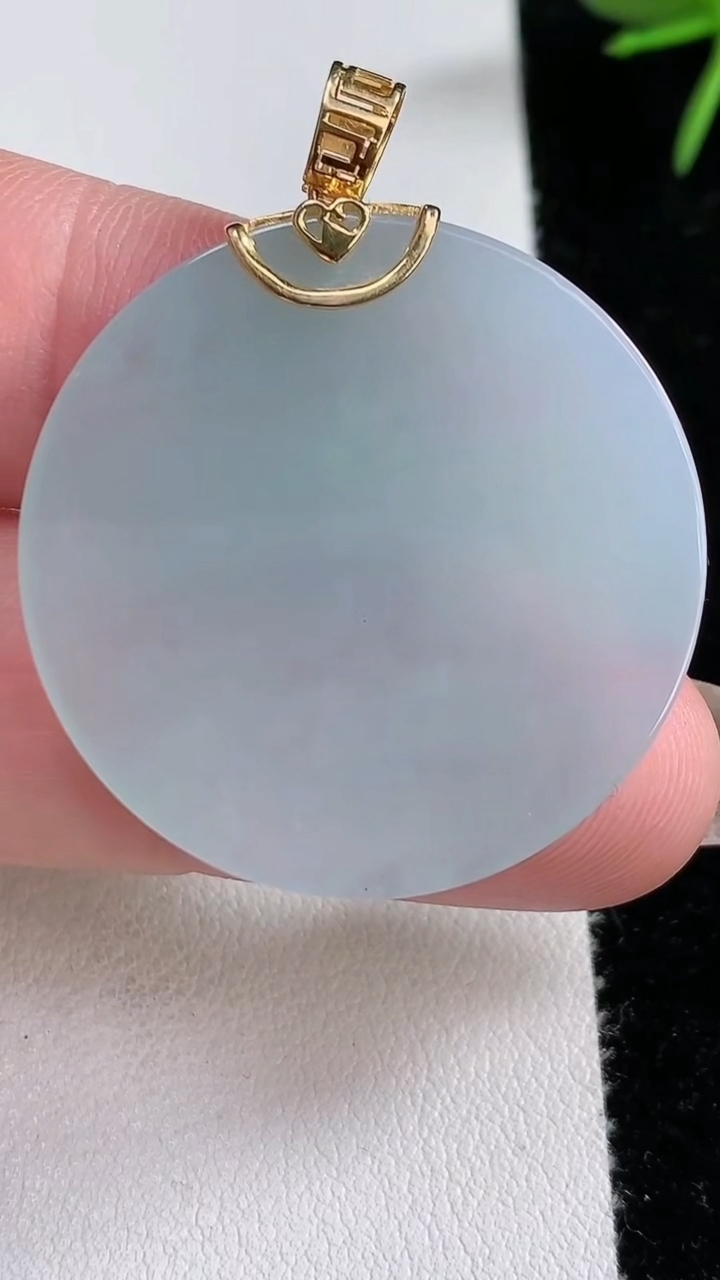 天然A货翡翠无事牌吊坠，尺寸32.5-32-3.5，重量:10.41g
3月15日