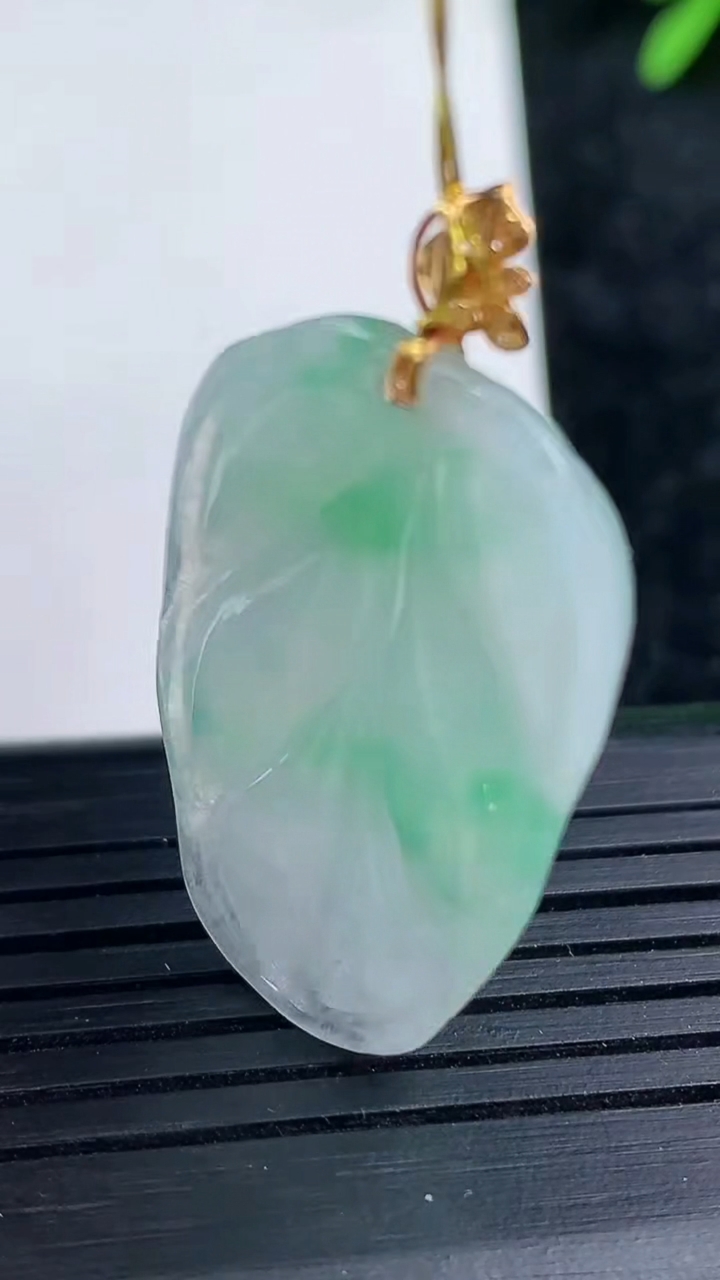 天然A货翡翠金枝玉叶 叶子吊坠尺寸31.6-19.9-4.8重量:6.51g
3月15日