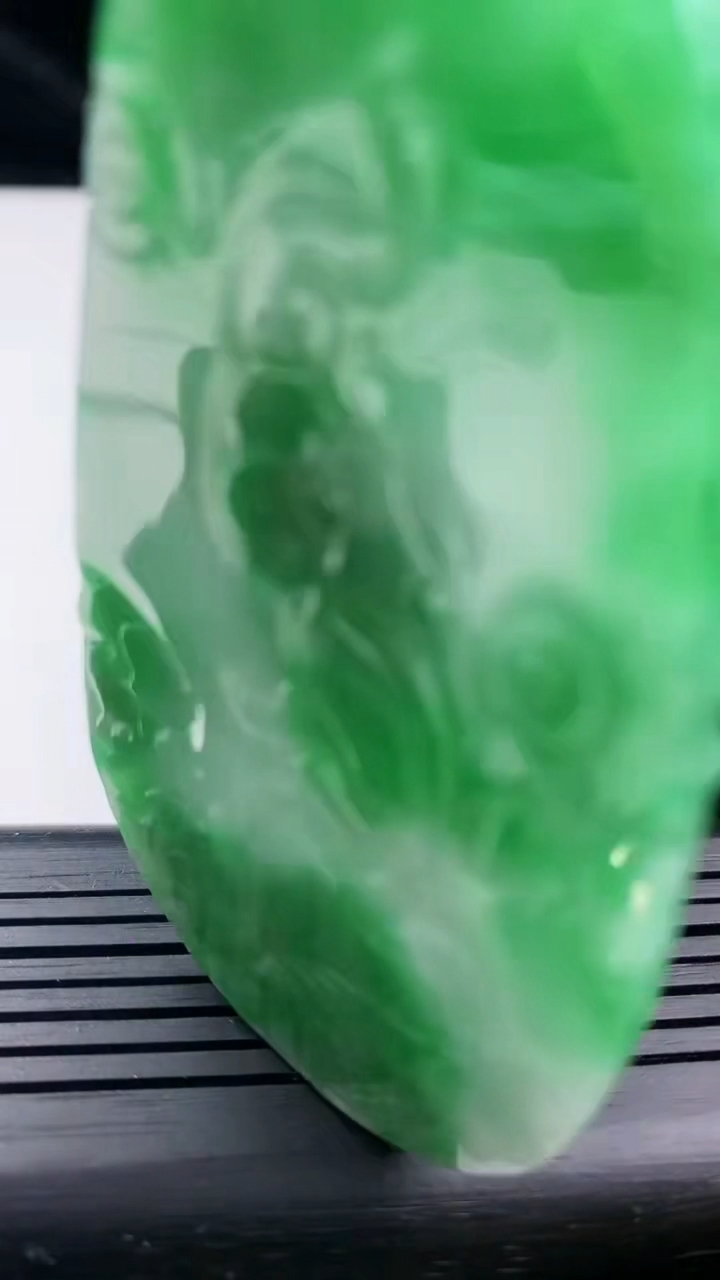 天然A货翡翠鸟语花香吊坠尺寸70.7-41.9-5.5重量:35.07g
3月15日