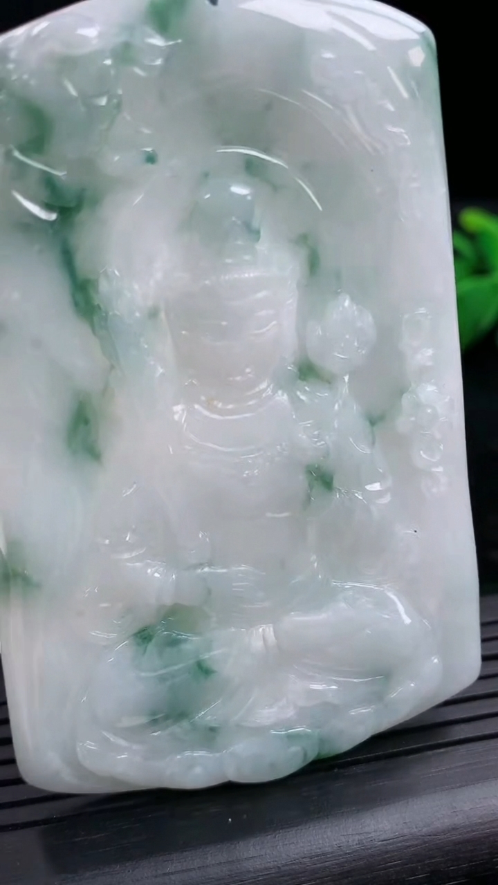天然A货翡翠飘花虚空藏菩萨吊坠尺寸74.4-49.1-5.2重量:43.97g
3月15日