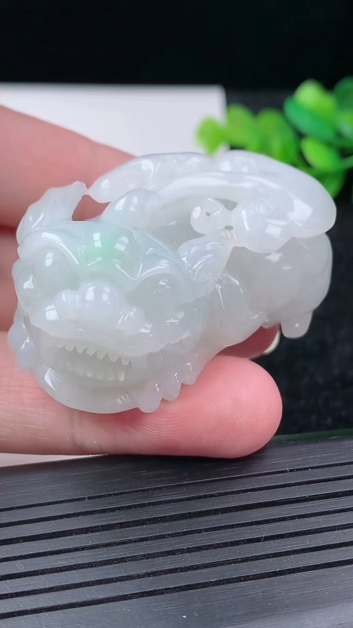 天然A货翡翠貔貅吊坠尺寸50.2-22.7-24.4重量:65.19g
3月15日