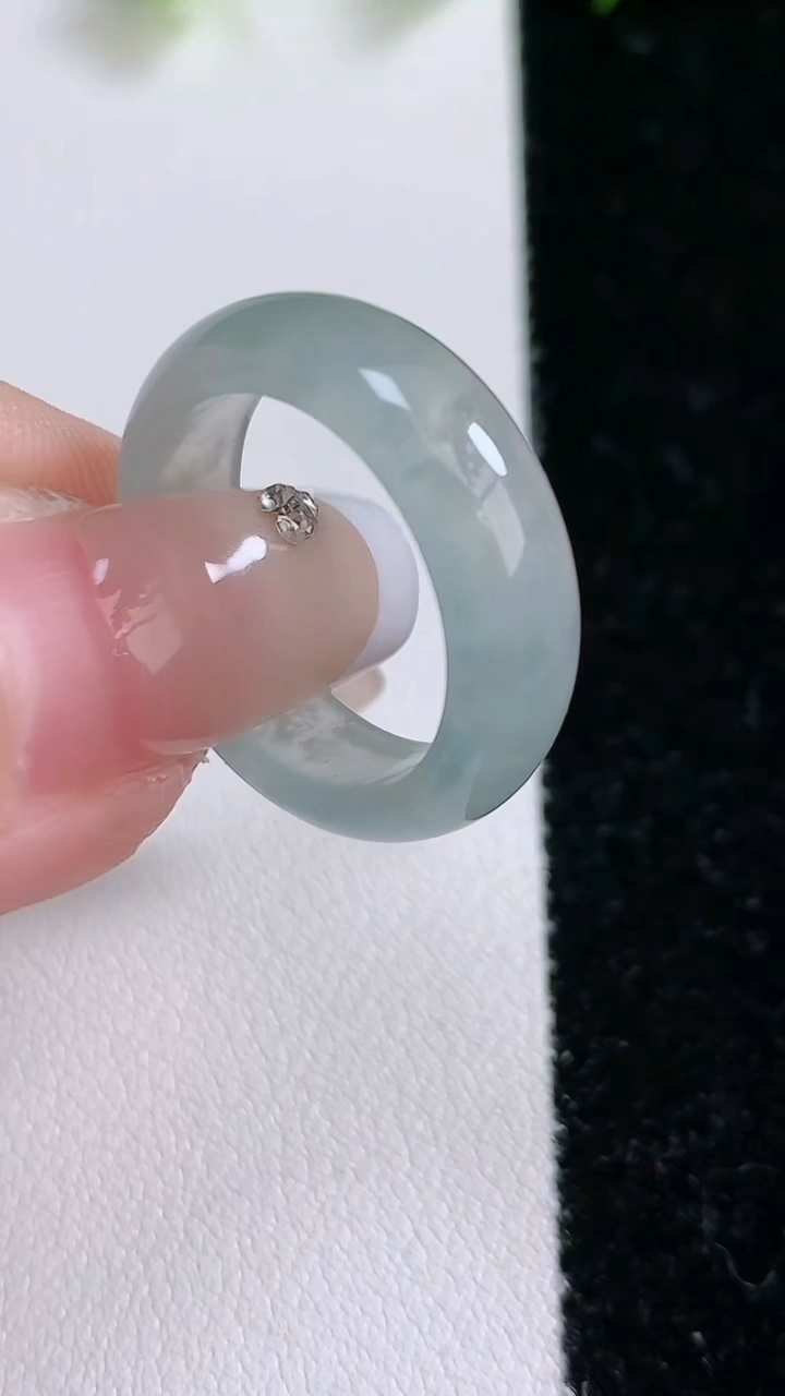 天然A货翡翠指环戒指，尺寸17.2-6.4-3.4，重:3.66g2026年3月15日
工厂直销收藏佳品,种好水足，色泽均匀，有种有色，上手高大气！