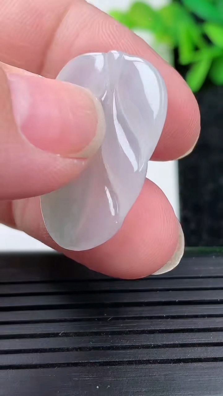 天然A货翡翠金枝玉叶 叶子吊坠尺寸28.2-18.5-4重量:3.79g
3月15日