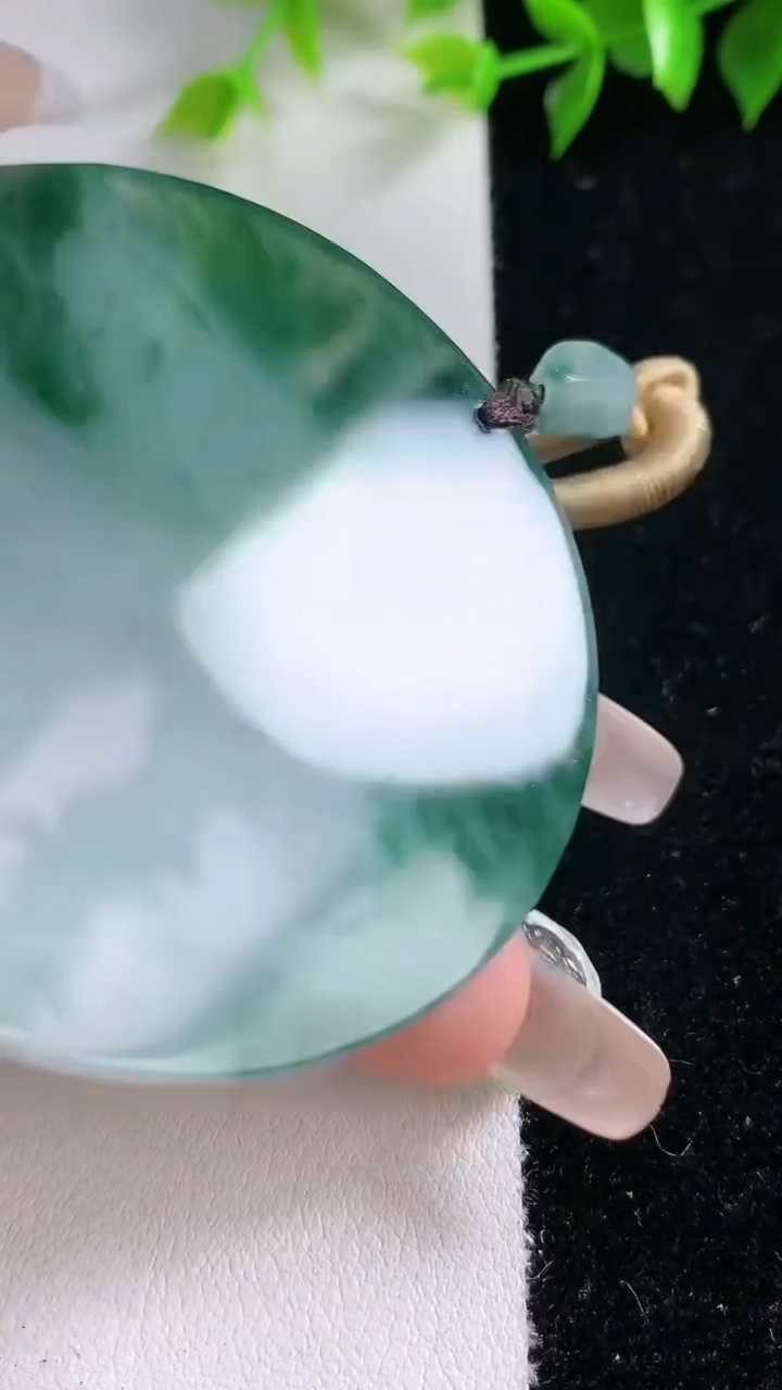 天然A货翡翠牌吊坠，尺寸54-6，重:41.40g
3月15日