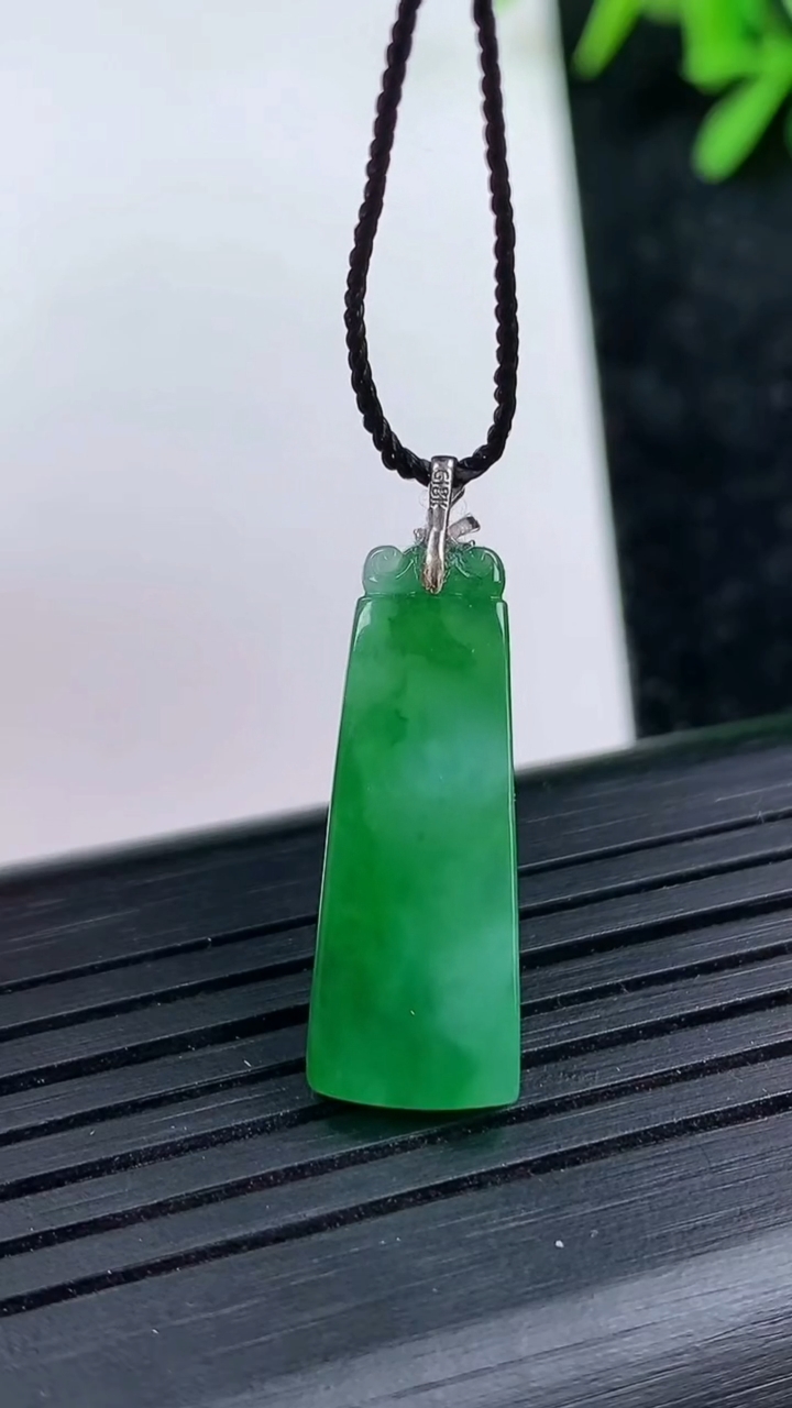 天然A货翡翠无事牌吊坠尺寸23.5-17-2.4重量:1.71g
3月15日