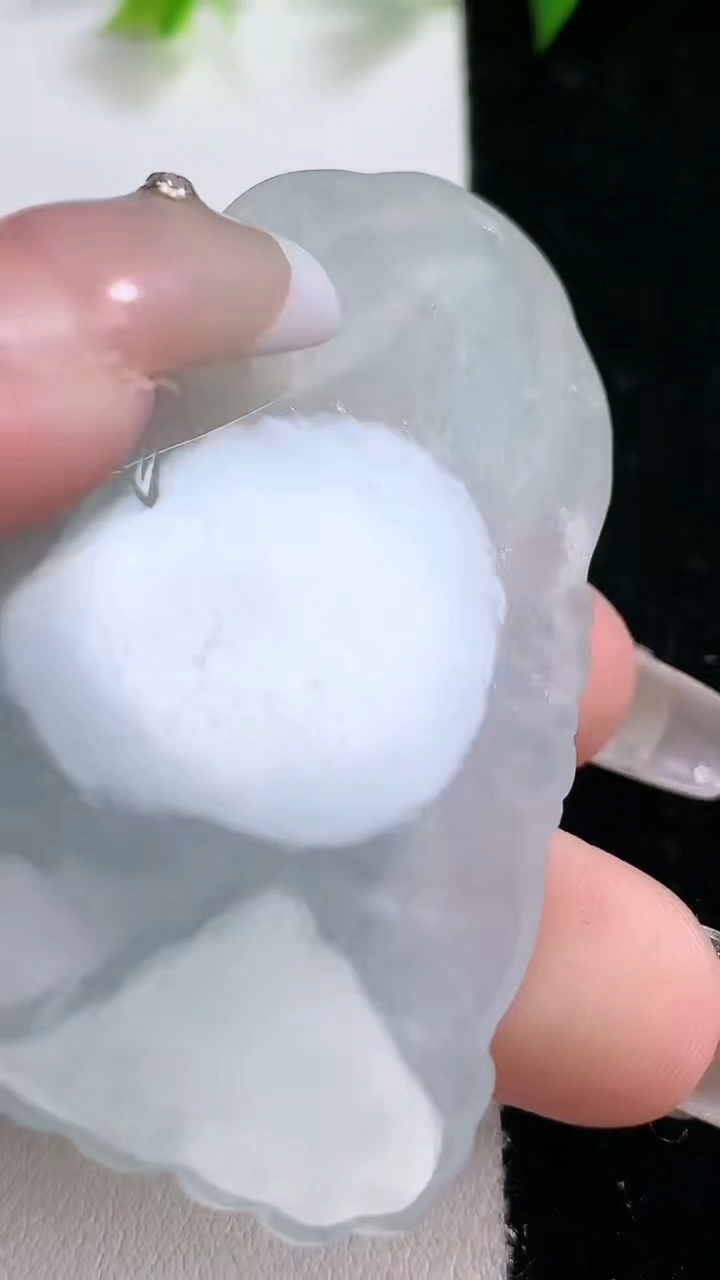 天然A货翡翠白冰大势至观音菩萨吊坠，尺寸61.4-38.8-5.9，重:26.48g
3月15日