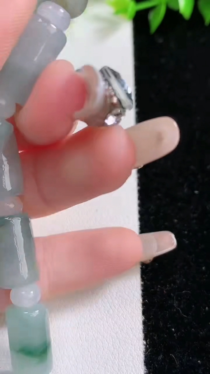 天然A货翡翠货飘花路路通手串，尺寸14.5-8.5，重:31.03g3月15日
工厂直销收藏佳品,种好水足，色泽均匀，有种有色，上手高大气！