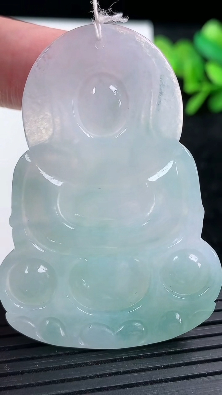 天然A货翡翠观音菩萨吊坠尺寸55-38.3-6.1重量:21.32g
3月15日