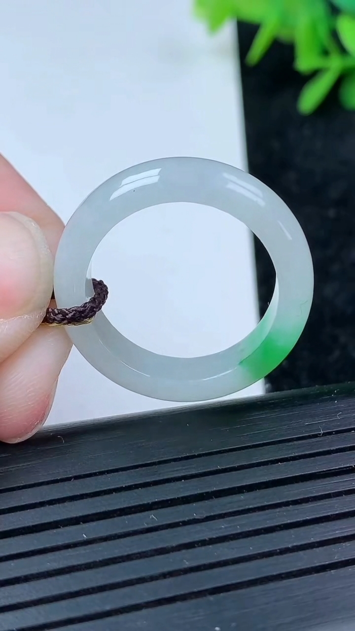 天然A货翡翠指环戒指尺寸20.2-5.9-3.2重量:4.99g2026年3月15日
工厂直销收藏佳品,种好水足，色泽均匀，有种有色，上手高大气！