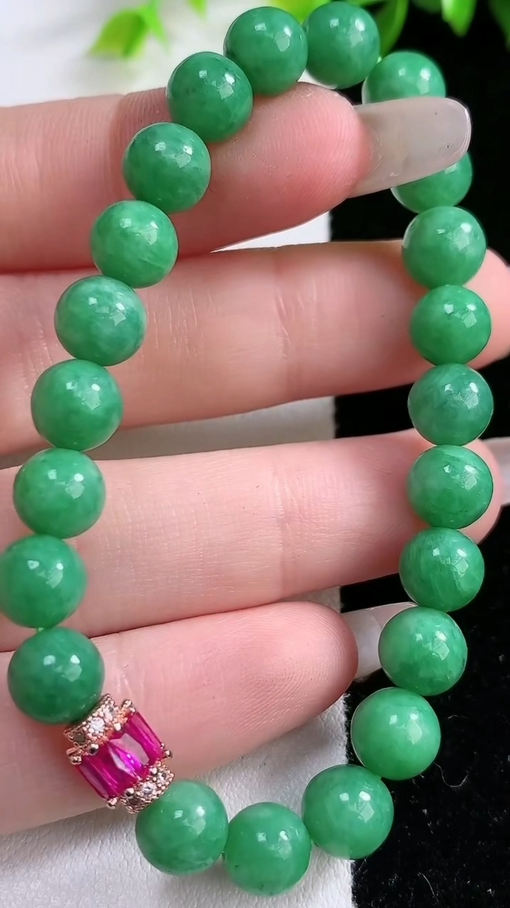 天然A货翡翠圆珠手串，尺寸7.5-22颗，重:16.68g3月15日
工厂直销收藏佳品,种好水足，色泽均匀，有种有色，上手高大气！