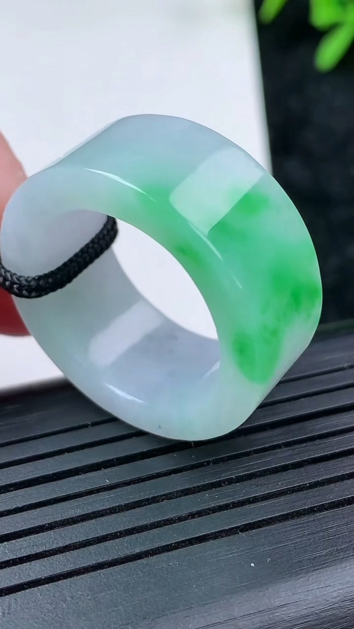 天然A货翡翠指环扳指尺寸20.5-11.8-4.1重量:13.49g2026年3月15日
工厂直销收