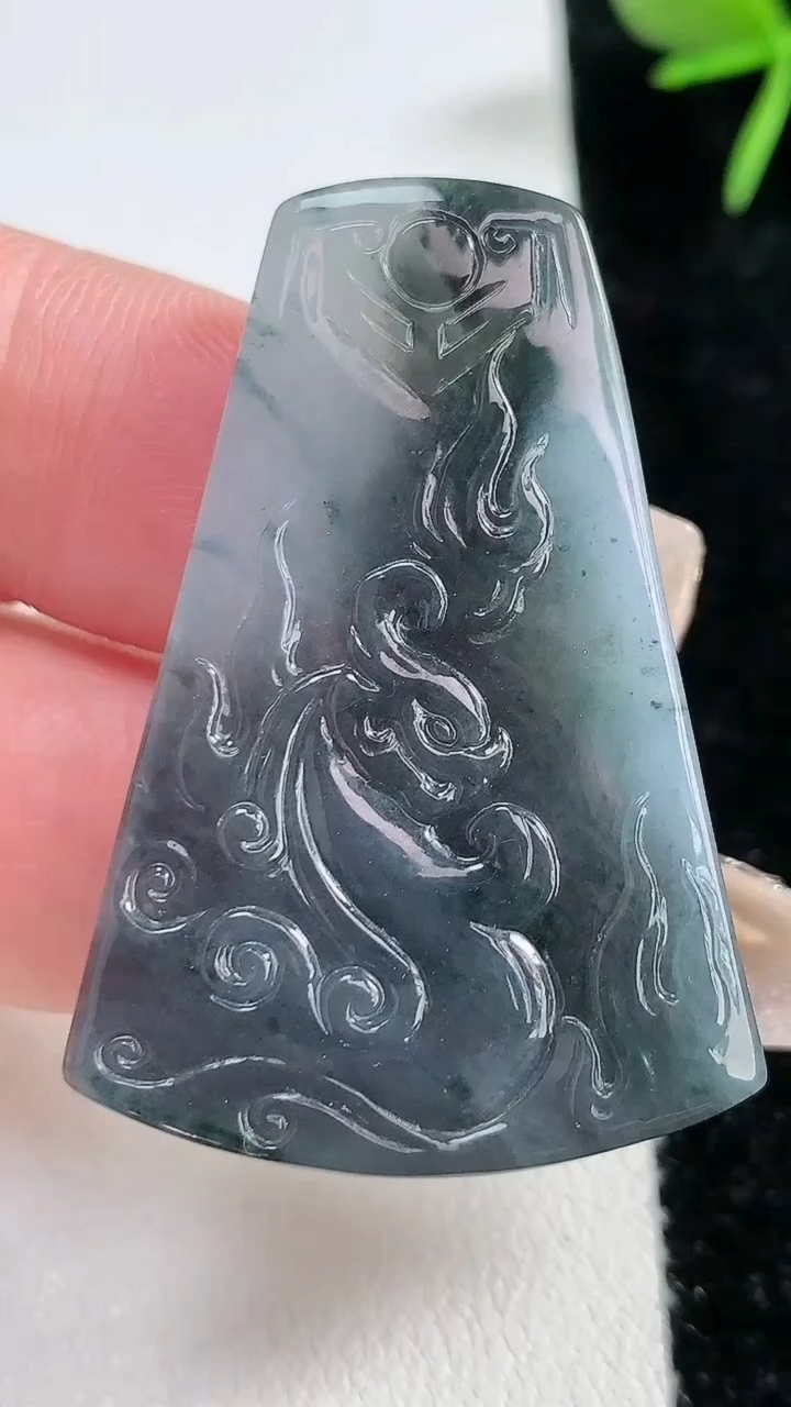 天然A货翡翠冰种乌鸡种仿古龙牌吊坠，尺寸41.5-28.5-5.8，重量:16.15g
3月15日