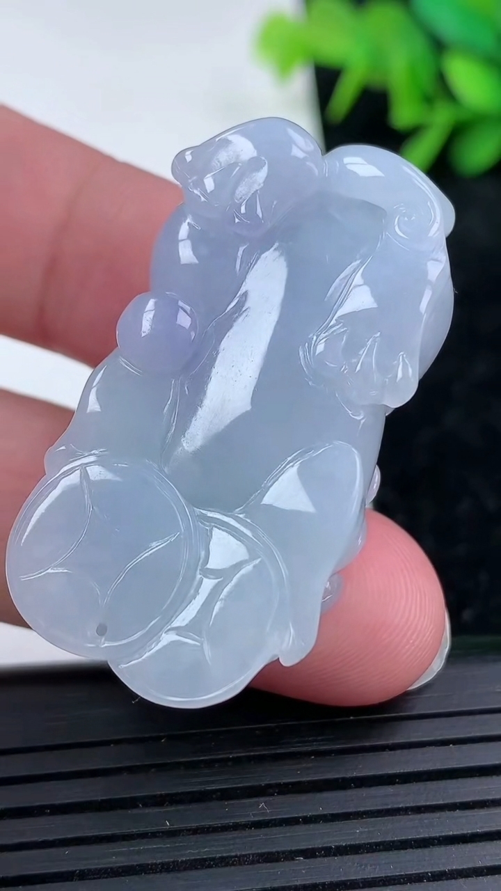 天然A货翡翠紫罗兰貔貅吊坠尺寸41-21.3-11.9重量:23.00g
3月15日