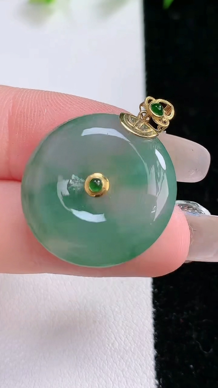 天然A货翡翠平安扣吊坠，尺寸23.3-5.3，重:5.45g
3月15日