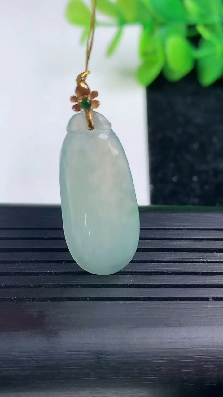 天然A货翡翠福瓜吊坠尺寸28.4-12.5-3.7重量:3.27g
3月15日