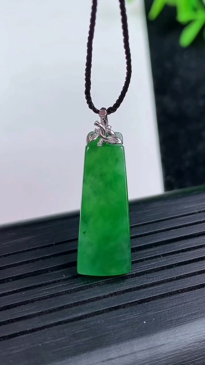 天然A货翡翠无事牌吊坠尺寸23.5-17-2.4重量:1.71g
3月15日