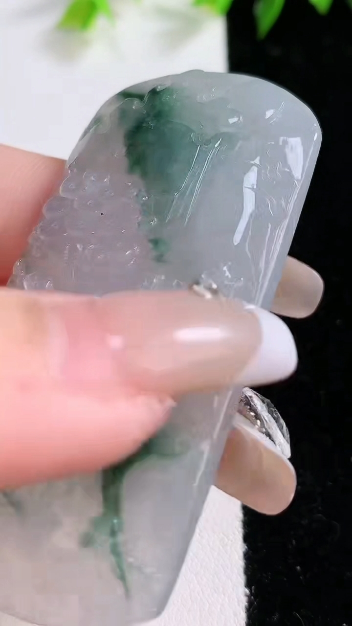 天然A货翡翠牌吊坠，尺寸63-34-6，重:33.85g
3月15日