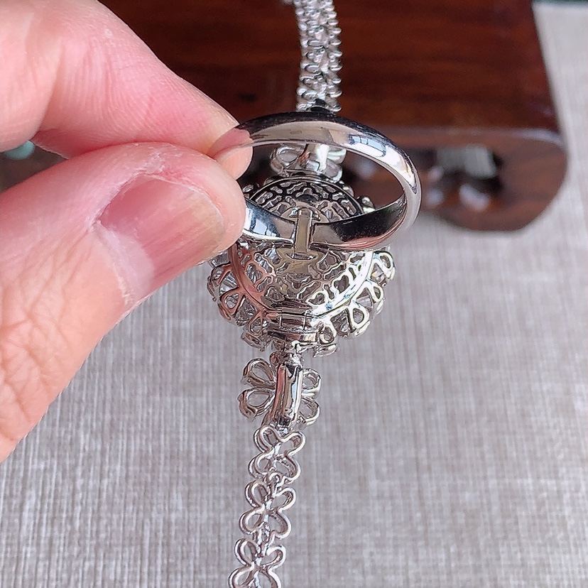 天然A货翡翠18K金伴钻镶嵌红翡蛋面戒指手链两用款 圈口17.3裸石
尺寸12.5-11mm 重量14.30g 0313