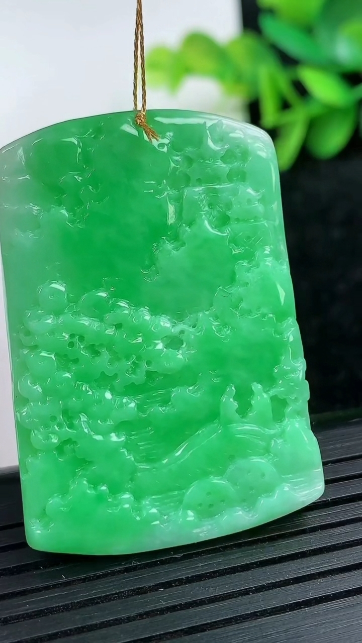 天然A货翡翠山水牌吊坠尺寸43.3-30.5-3.7重量:13.61g
3月15日