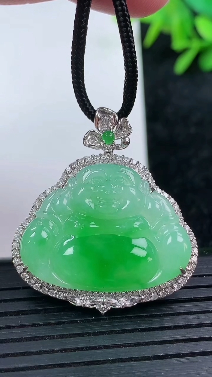 天然A货翡翠佛公吊坠尺寸33.6-31-9裸石21-27.6重量:7.87g
3月15日