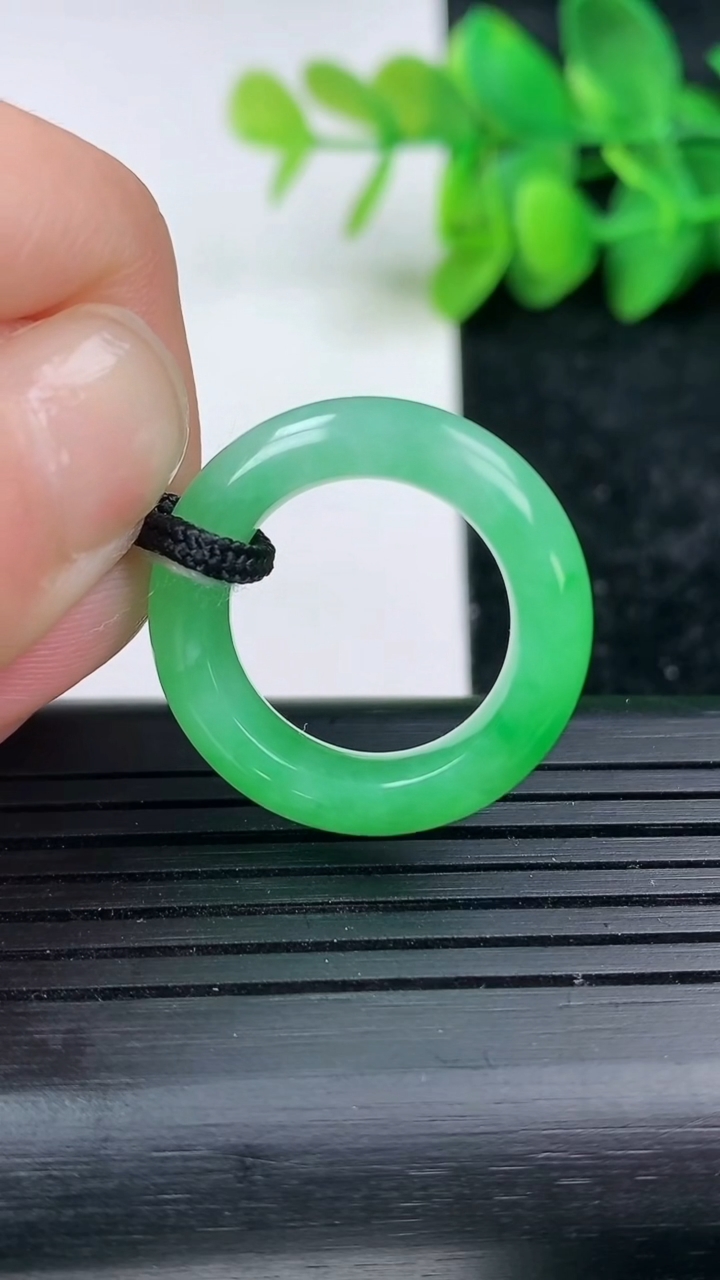 天然A货翡翠指环戒指尺寸16.7-6-4.2重量:5.41g2026年3月15日
工厂直销收藏佳品,种好水足，色泽均匀，有种有色，上手高大气！