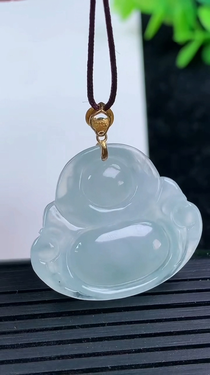 天然A货翡翠种白冰佛公吊坠尺寸24.7-29.4-5.9重量:6.94g
3月15日