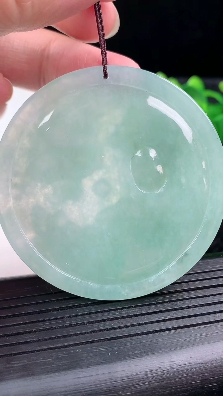 天然A货翡翠祥龙观音菩萨吊坠尺寸56.6-5.4重量:36.39g
3月15日