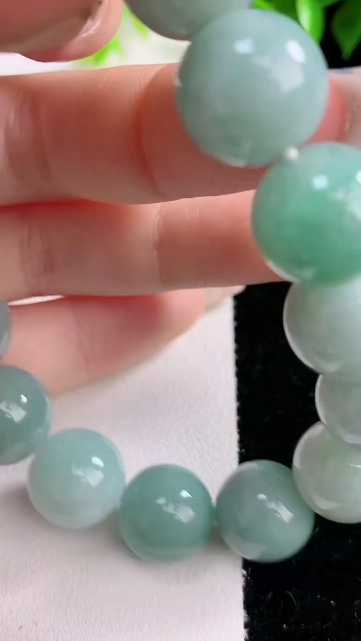 天然A货翡翠圆珠手串，尺寸13，重:58.19g3月15日
工厂直销收藏佳品,种好水足，色泽均匀，有种有色，上手高大气！