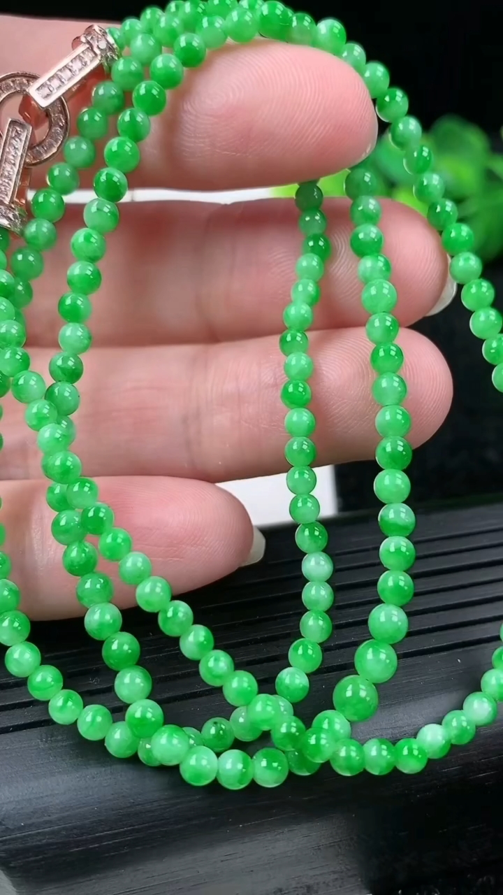 天然A货翡翠小米珠项链尺寸2.7-176颗重量:12.40g3月15日
工厂直销收藏佳品,种好水足，色泽均匀，有种有色，上手高大气！