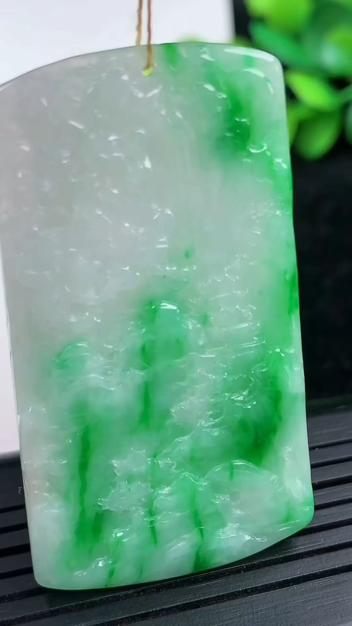 天然A货翡翠山水牌吊坠尺寸51.6-29.1-3.9重量:16.53g
3月15日