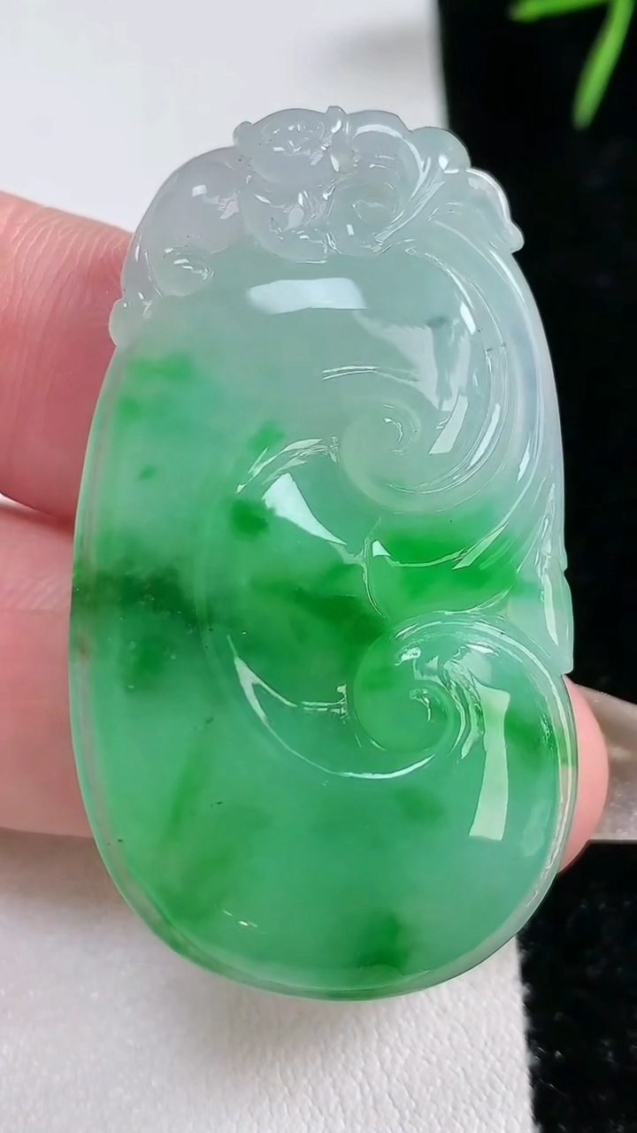 天然A货翡翠如意吊坠，尺寸47-26-6.8，重量:15.87g
3月15日