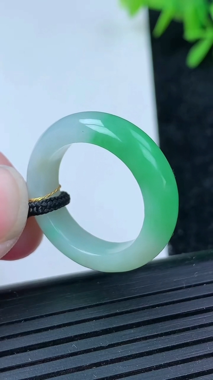 天然A货翡翠指环戒指尺寸18.3-5.8-3.9重量:4.91g2026年3月15日
工厂直销收藏佳