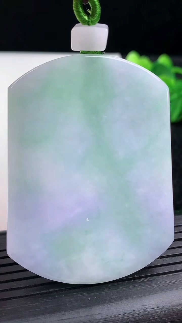 天然A货翡翠无事牌吊坠尺寸56.8-42.5-5重量:38.99g
3月15日