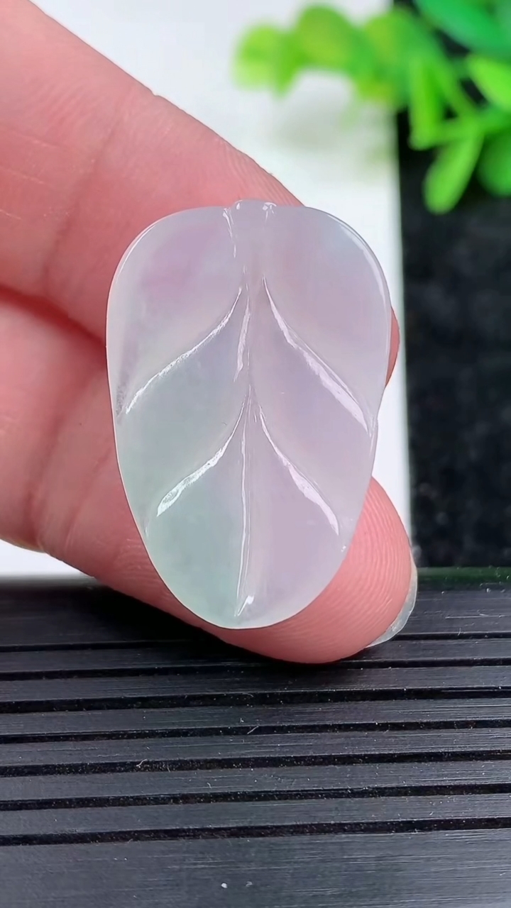 天然A货翡翠金枝玉叶 叶子吊坠尺寸28.2-18.5-4重量:3.79g
3月15日