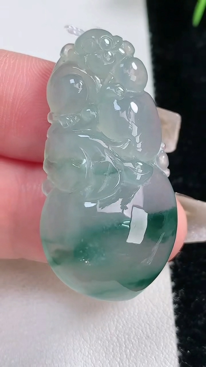 天然A货翡翠冰种飘花寿桃吊坠，尺寸42-21-9，重量:12.79g
3月15日