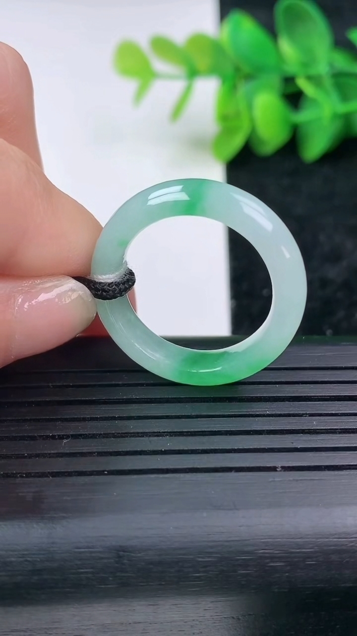 天然A货翡翠指环戒指尺寸19.6-5.6-3.6重量:4.83g2026年3月15日
工厂直销收藏佳品,种好水足，色泽均匀，有种有色，上手高大气！