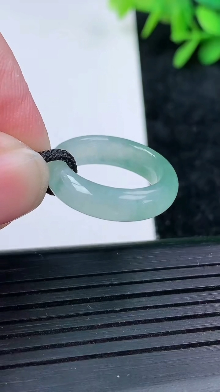 天然A货翡翠冰种飘花指环戒指尺寸15.6-5.1-3.3重量:3.24g2026年3月15日
工厂直销收藏佳品,种好水足，色泽均匀，有种有色，上手高大气！