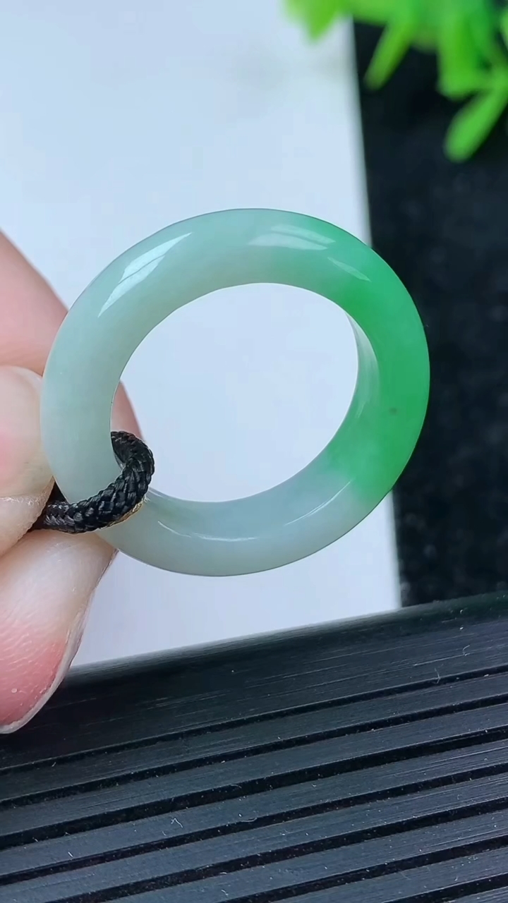天然A货翡翠指环戒指尺寸18.3-5.8-3.9重量:4.91g2026年3月15日
工厂直销收藏佳品,种好水足，色泽均匀，有种有色，上手高大气！