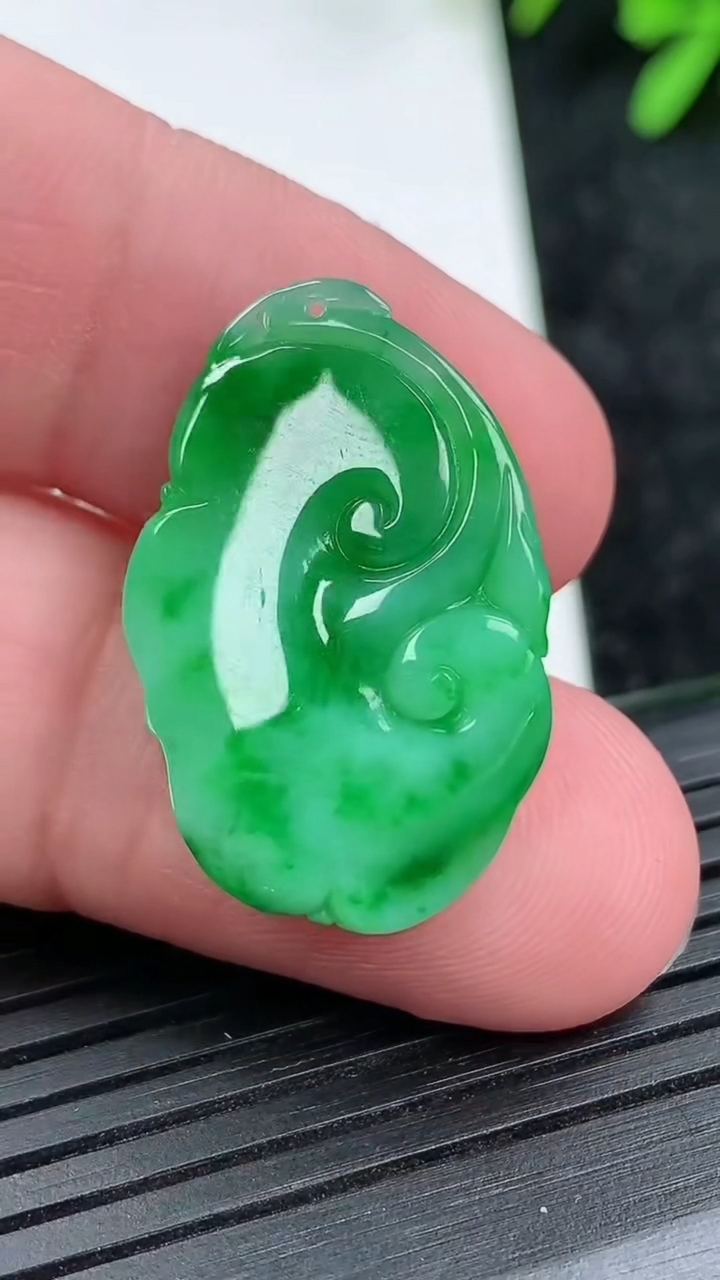 天然A货翡翠如意吊坠尺寸26.6-16.7-4.7重量:3.95g
3月15日