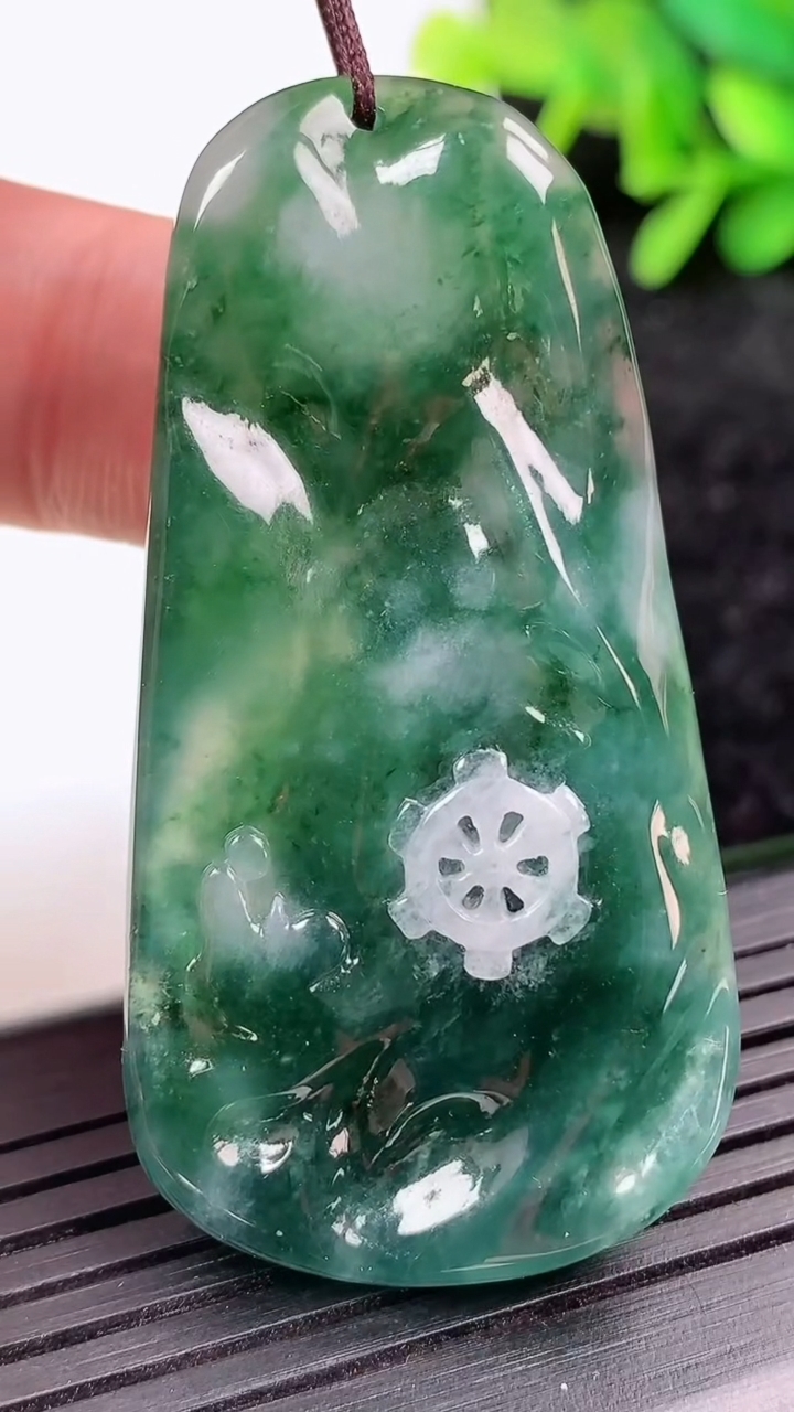 天然A货翡翠大日如来吊坠尺寸52-26.8-10.4重量:23.77g
3月15日