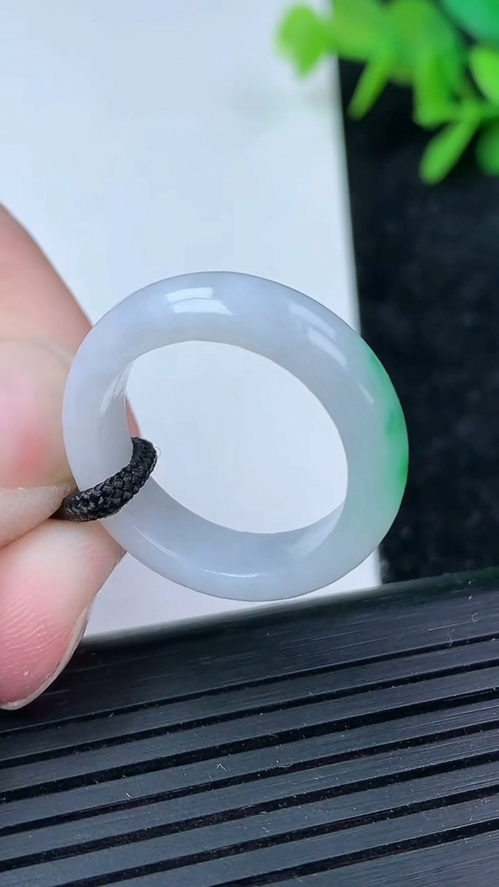 天然A货翡翠指环戒指尺寸18.8-6.3-3.4重量:4.73g2026年3月15日
工厂直销收藏佳品,种好水足，色泽均匀，有种有色，上手高大气！