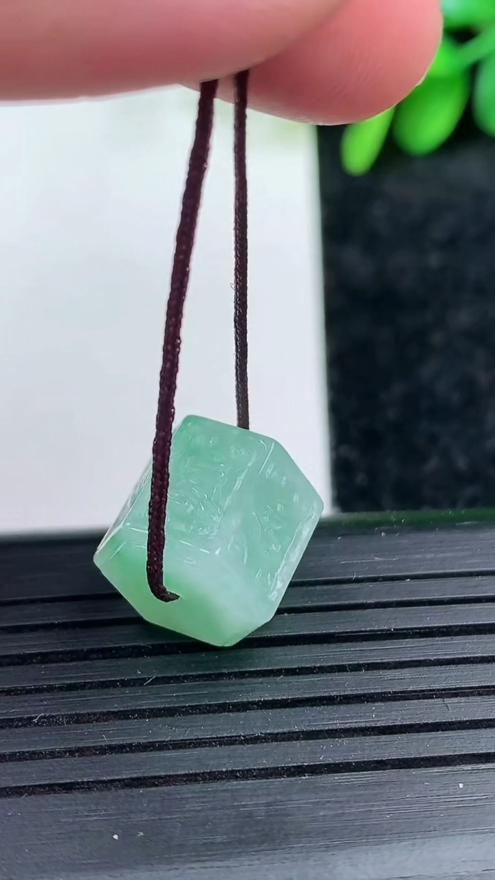 天然A货翡翠六字真言 路路通吊坠尺寸11.7-11.7重量:4.38g
3月15日