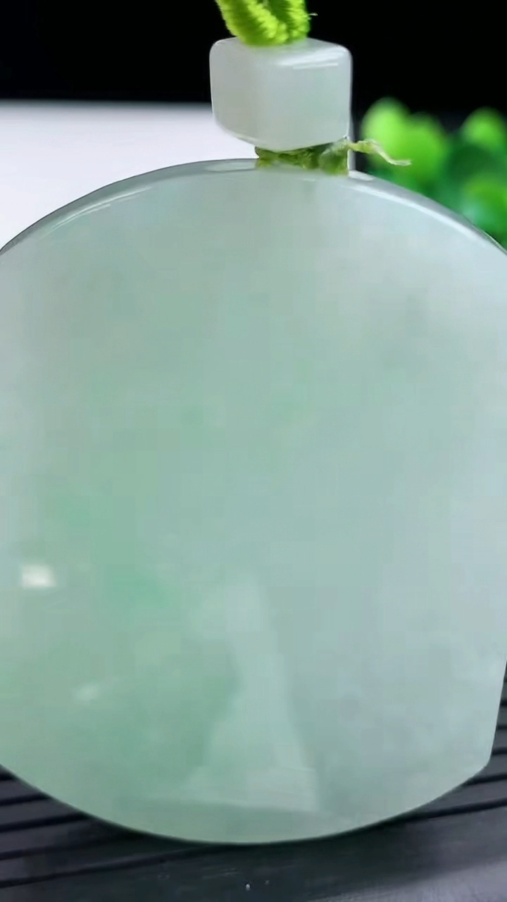 天然A货翡翠无事牌吊坠尺寸53.9-41-5.4重量:37.66g
3月15日