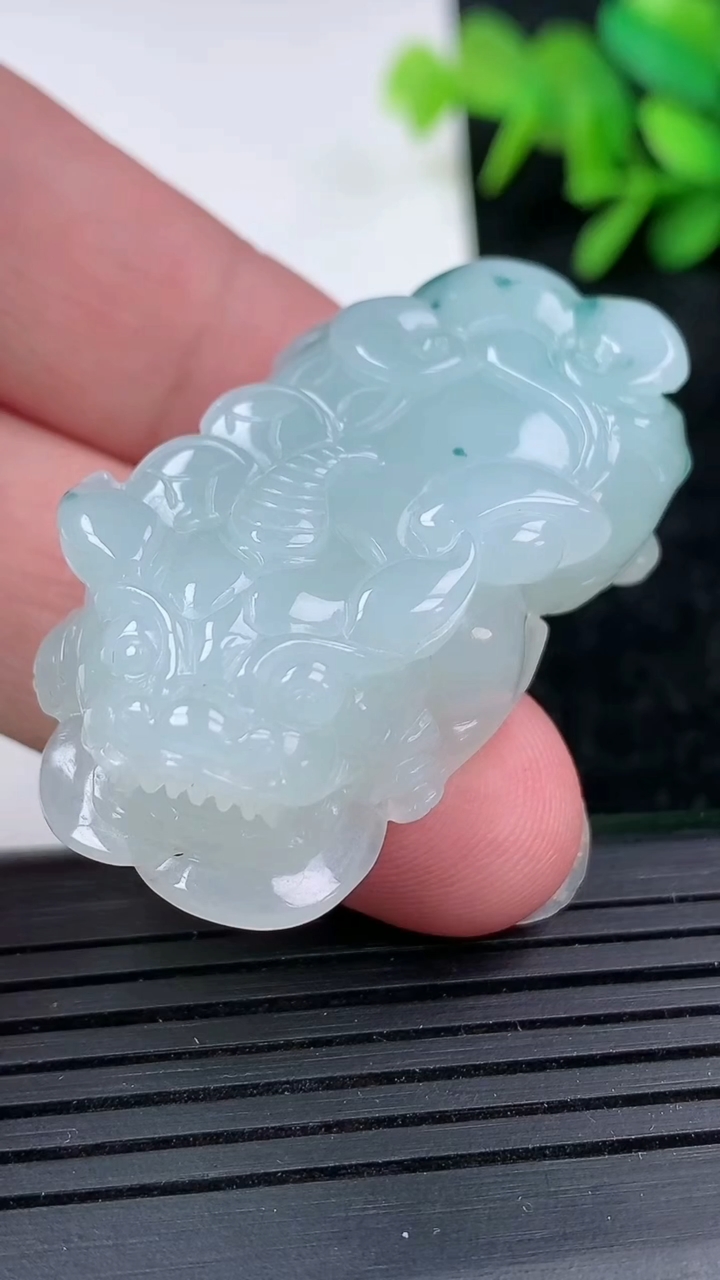 天然A货翡翠飘花貔貅吊坠尺寸46.2-24.5-12.4重量:33.61g
3月15日