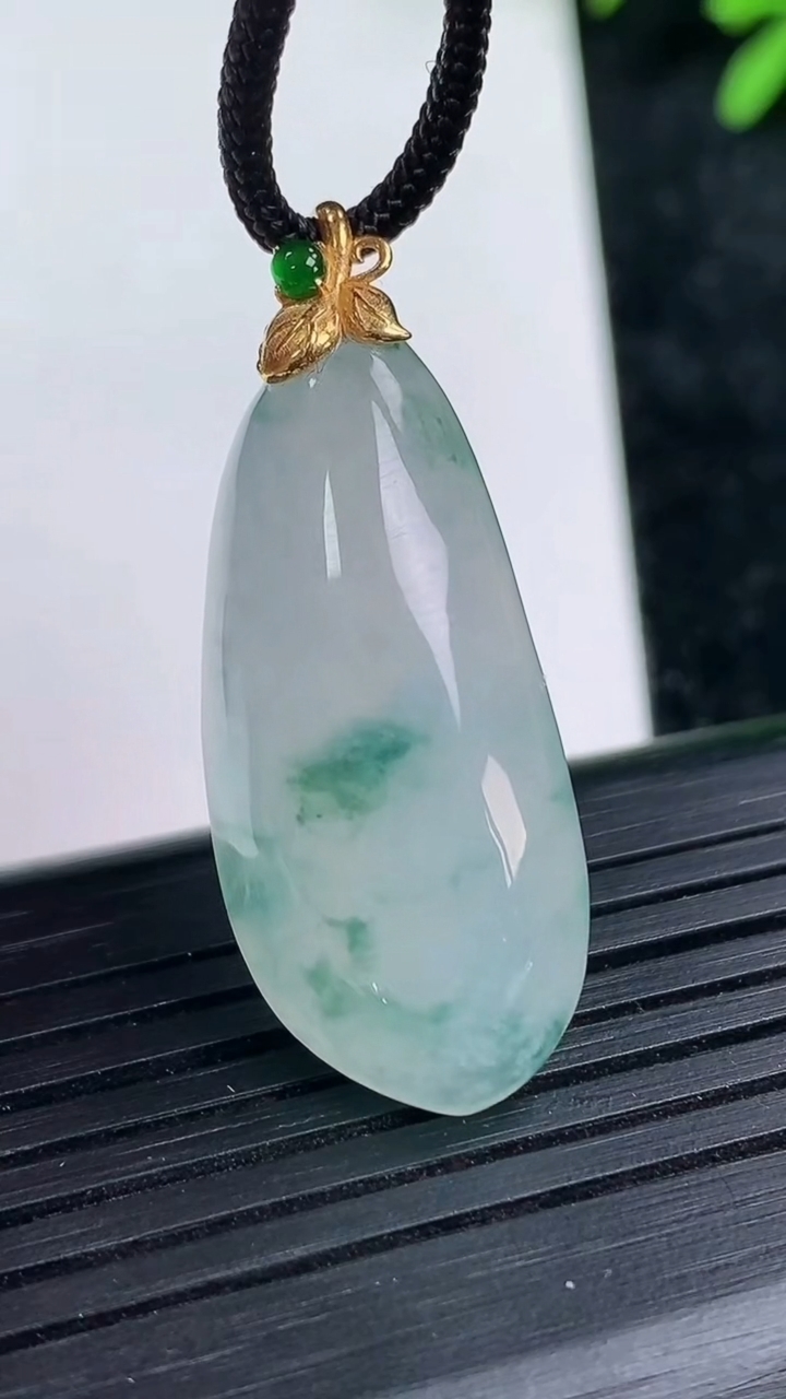 天然A货翡翠种飘花福瓜吊坠尺寸32.9-14.1-7.3重量:6.84g
3月15日